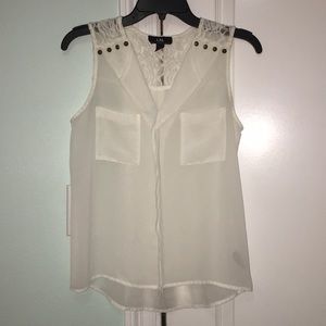 I.N. San Francisco V-neck white blouse size M